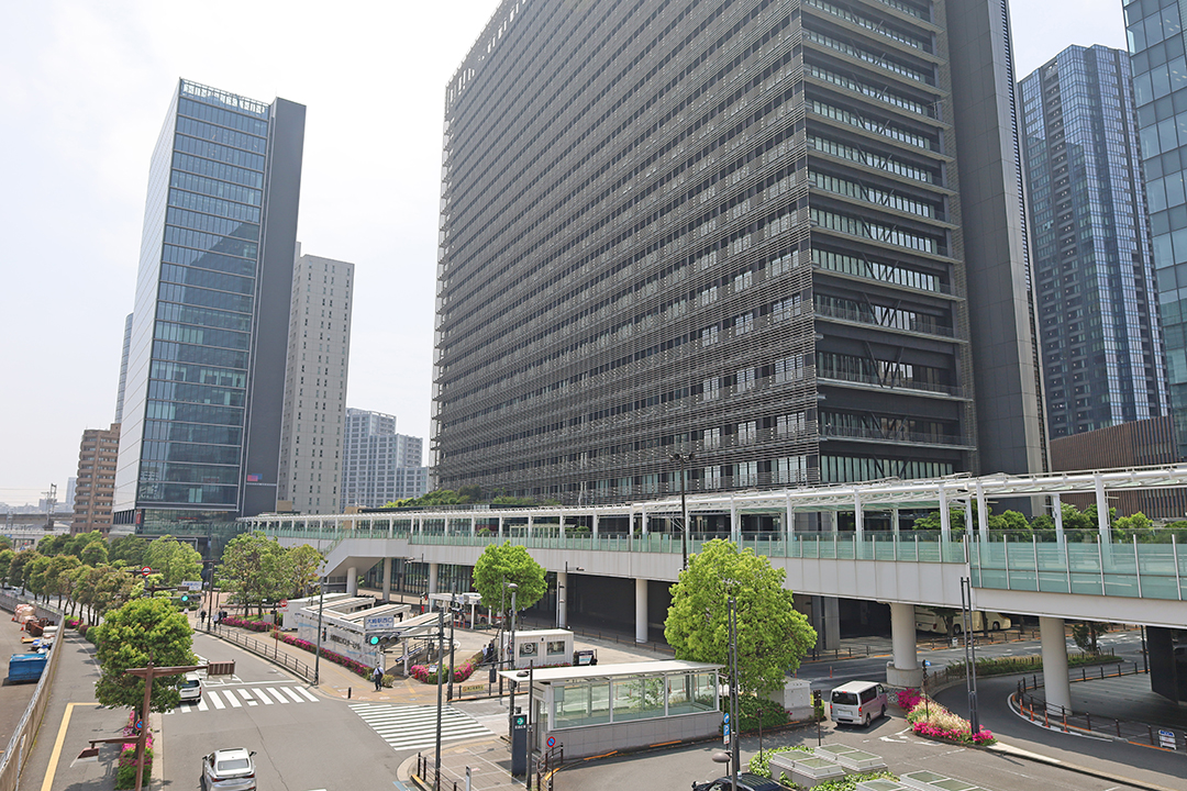 エレベーターの2F入口付近から西口バスのりばを眺める写真