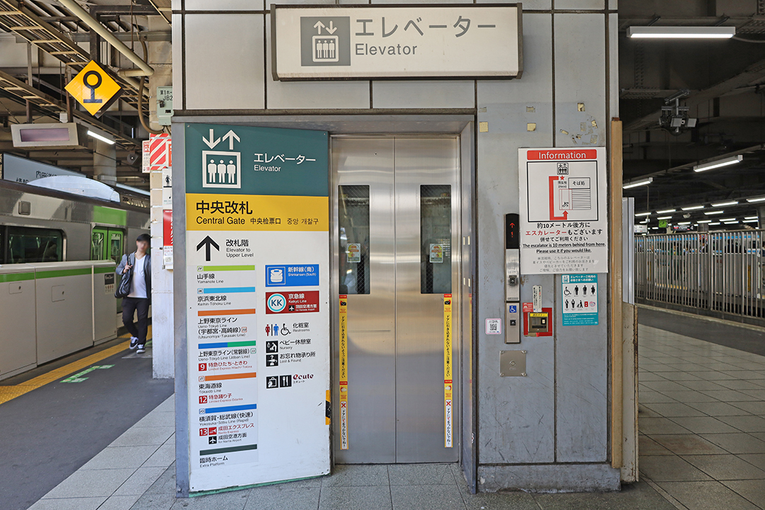 ホーム（１Ｆ）から改札階（２F）へ行くＡエレベーター入口