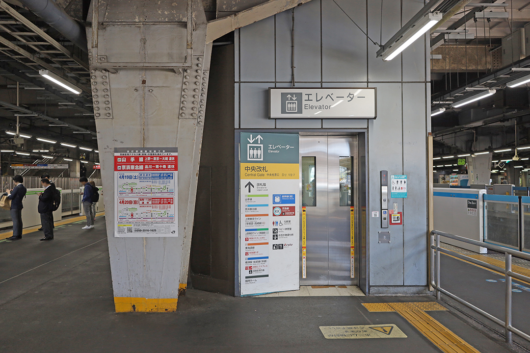 ホーム（１Ｆ）から改札階（２F）へ行くＢエレベーター入口