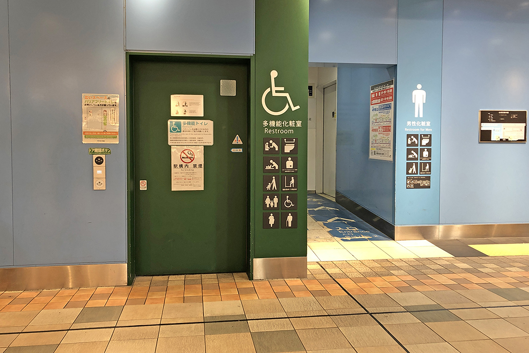 男性用トイレ入口の左側に緑色の多機能トイレの入口