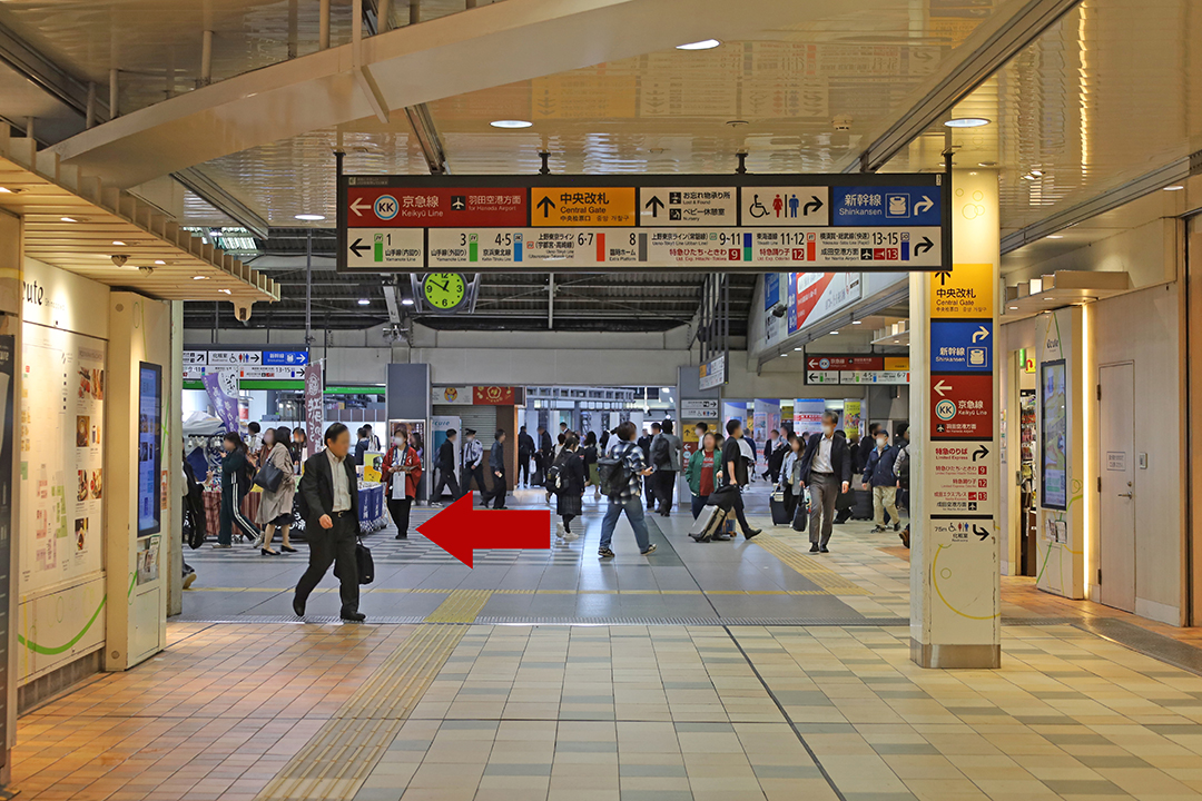 通路の上に左側が京急線のりばの案内板が見える写真