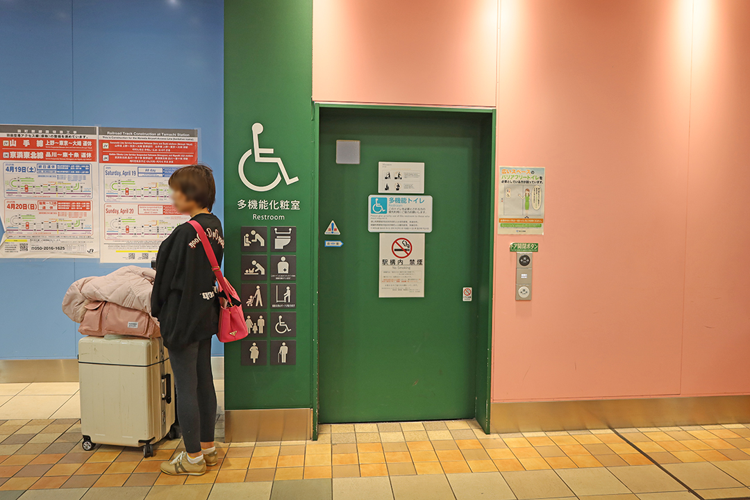 女性用トイレ入口の右側に緑色の多機能トイレの入口