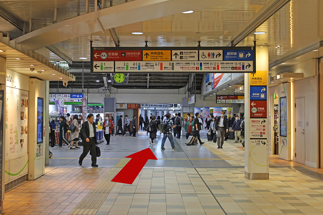 直進方向の通路の写真