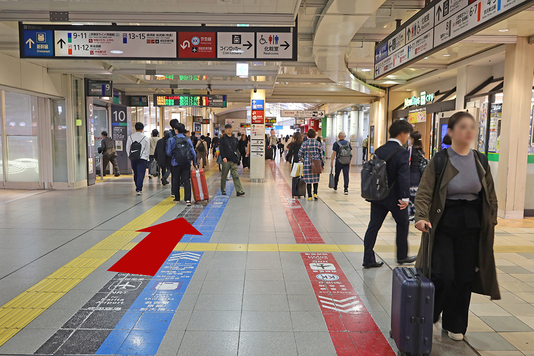 青のラインに沿った通路