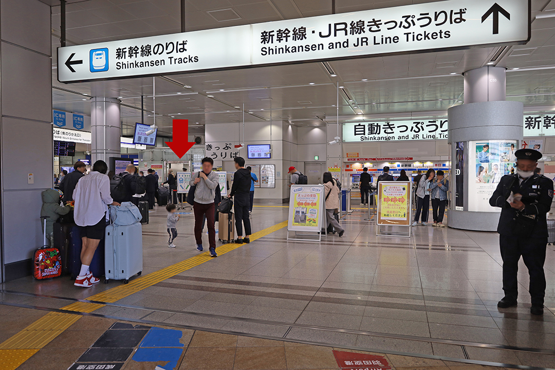 通路の突き当り左奥に改札が見えてくる写真