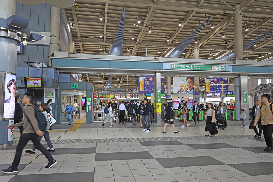 中央改札外側。左端が案内所