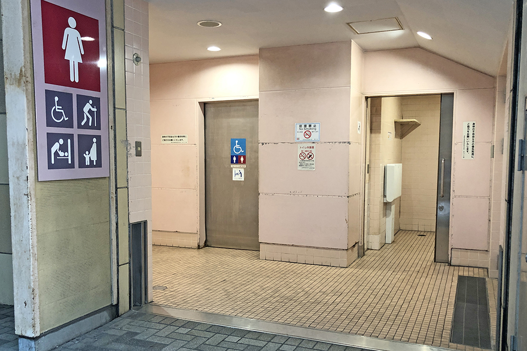 公衆トイレの中にある障がい者用トイレの入口。