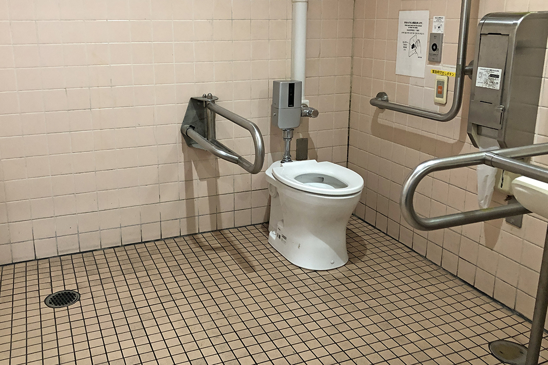 障がい者用トイレの中を写した写真。右奥が便座