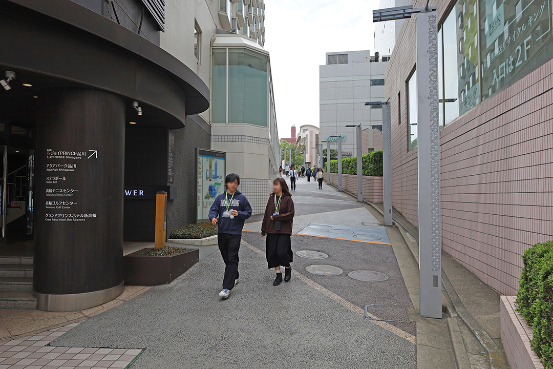 途中から急傾斜になっている通路の写真