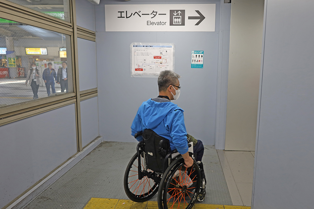 エレベーター入口前で待つ筆者