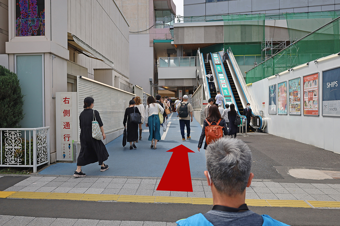 ウイング高輪の入口にある青い通路