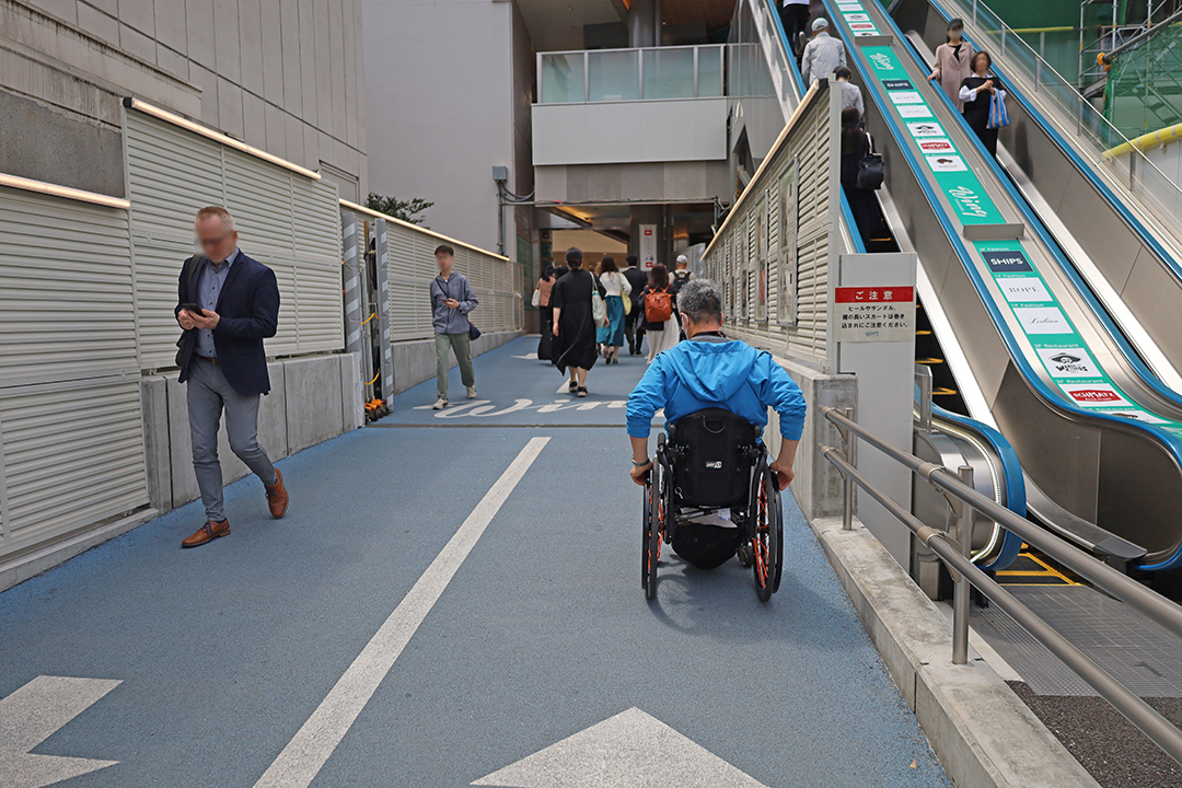青い通路を走っている筆者