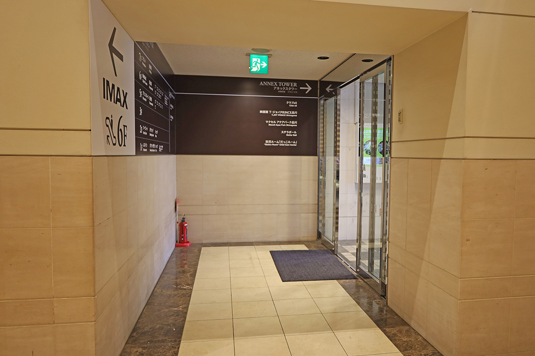 通路の先、右側にある出口の写真