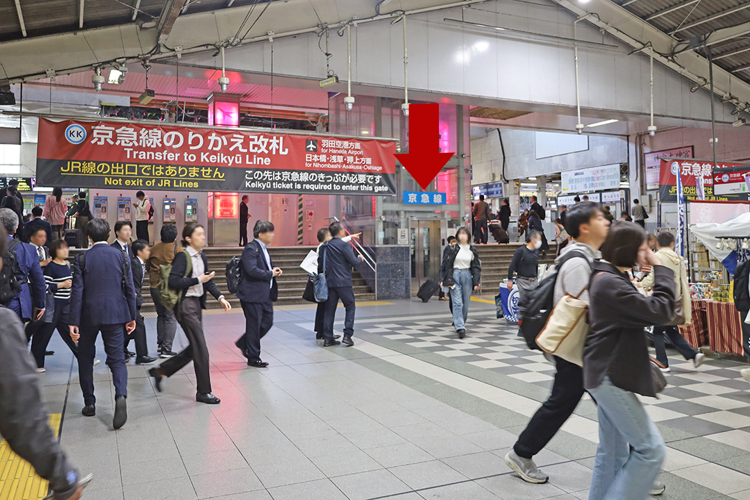 通路を左に曲がった先にあるエレベーターの写真