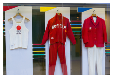 東京オリンピックのレガシーと日本レスリングのユニフォーム。全体的に赤と白を基調としたデザインで日本らしさやオリンピックの雰囲気が感じられます。歴史や伝統を大切にしている雰囲気が伝わります