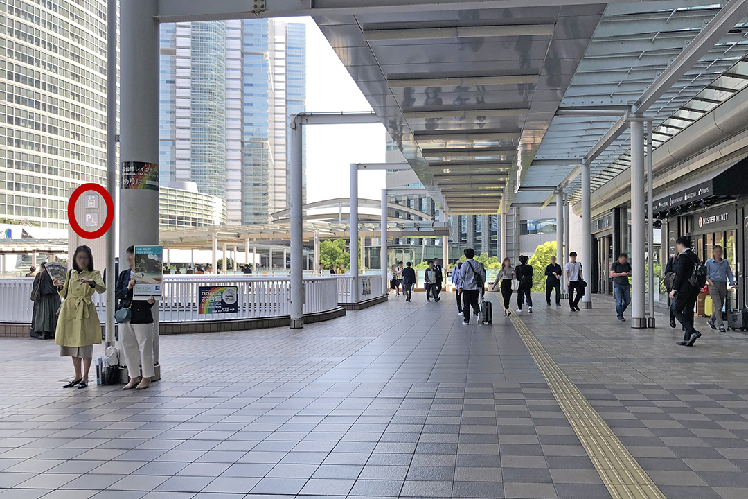 港南口(東口)から右側を見た写真。左の方に見えるエレベーターを赤丸で囲んでいる。