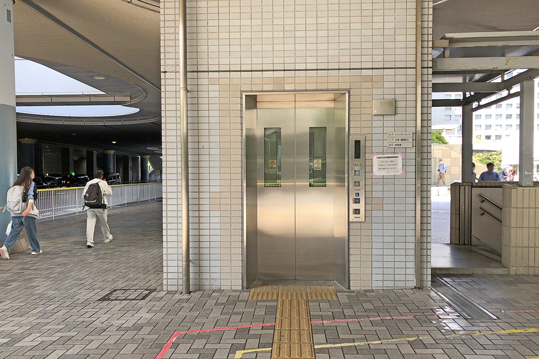 右側のエレベーターの１Ｆ入口