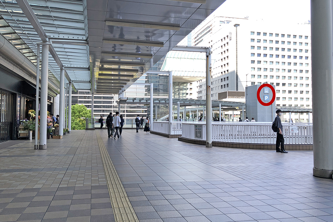 港南口(東口)から左側を見た写真。右の方に見えるエレベーターを赤丸で囲んでいる。