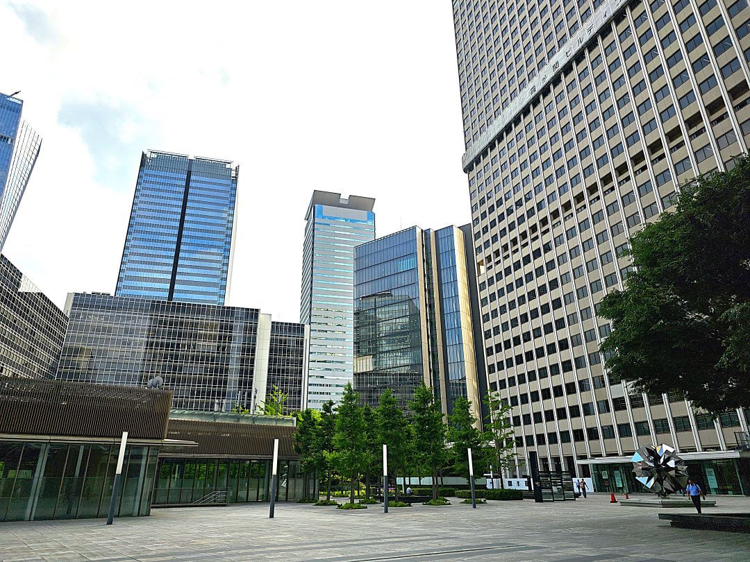 中庭っぽく 官公庁の高層建物に囲まれた場所