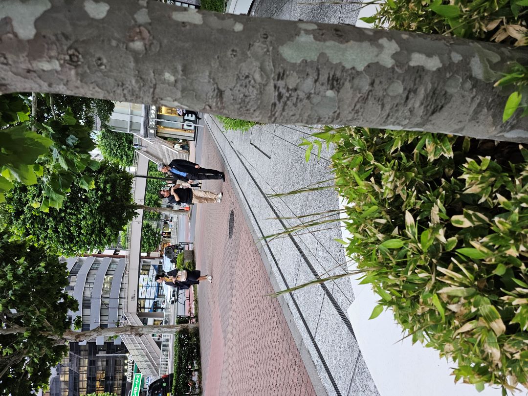 帰り道で歩きながら話す三浦君とらくゆく編集部
