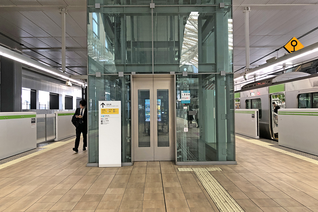 ホーム（１Ｆ）から改札階（２F）へ行くＡエレベーター入口