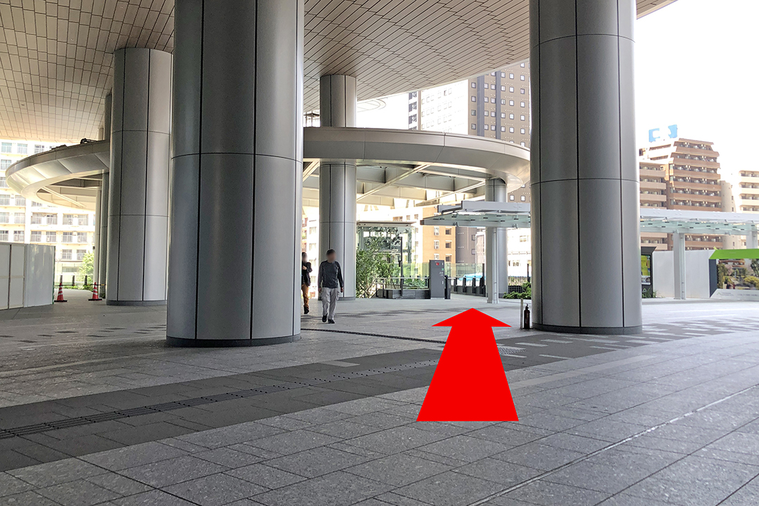 通路の先の左前方にあるエレベーター