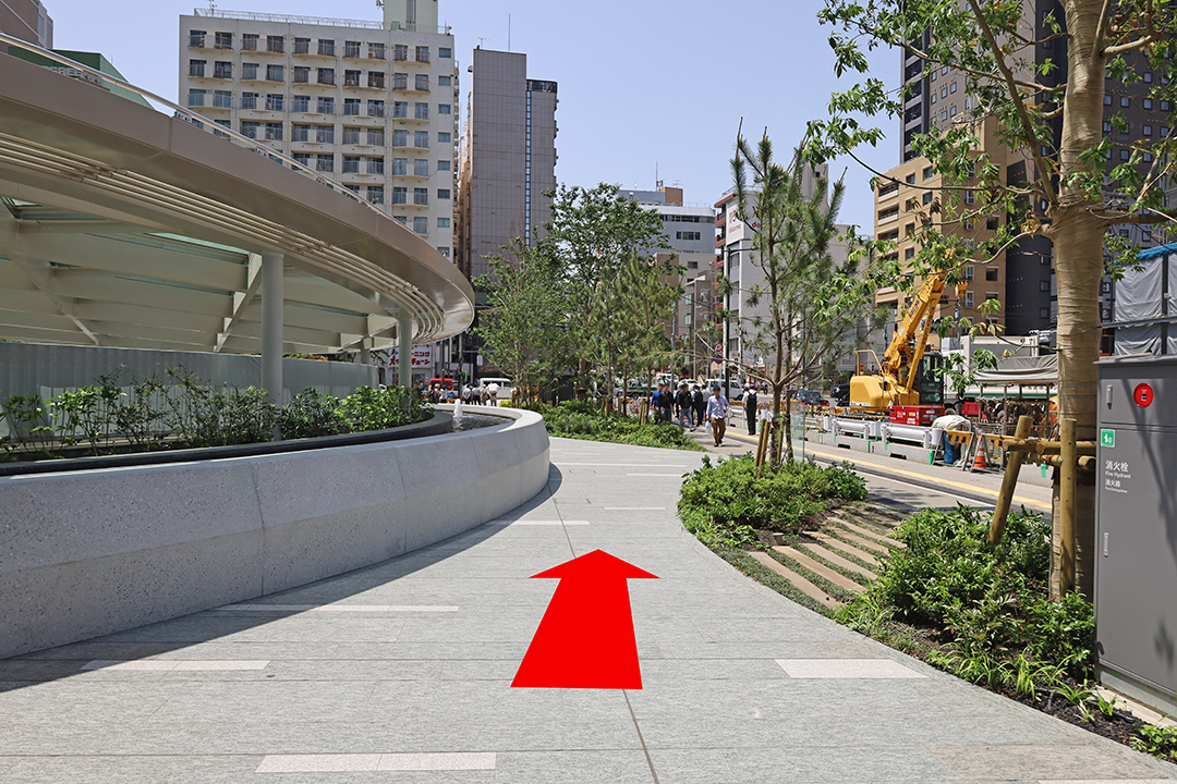 エレベーター降りて正面方向にづづく歩道