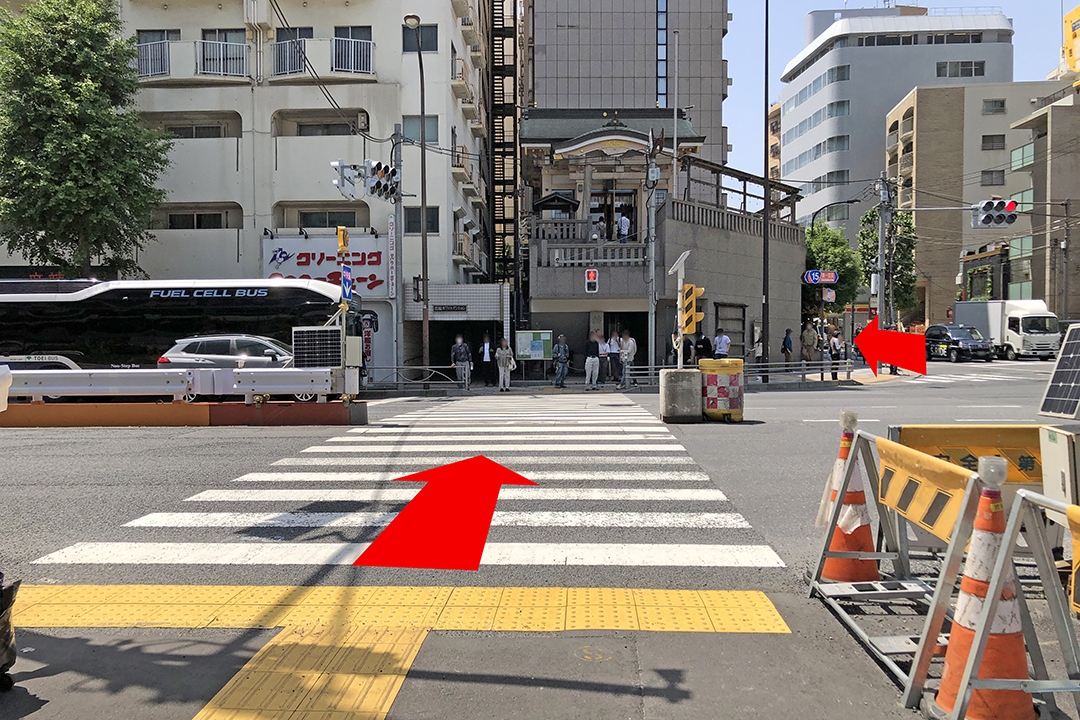 泉岳寺交差点の横断歩道