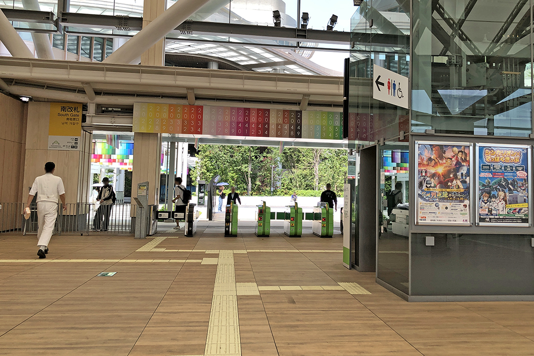 Bエレベーターの右側に南改札が写っている写真
