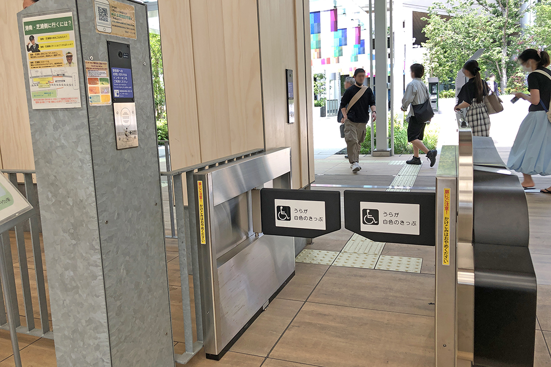 南改札の左端にある車いす用改札口と左側面にある青いインターフォン