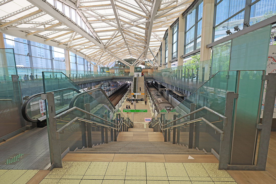 改札階(2F)からホーム(1F)を階段の上から見下ろしている写真