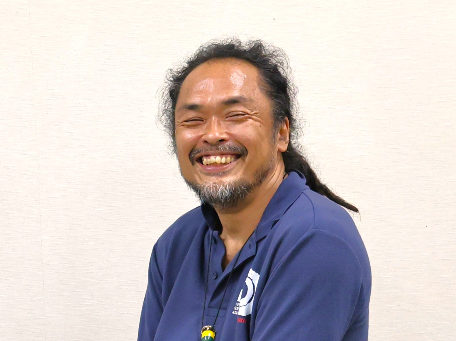 カメラに向かって笑顔を見せるJAHLI