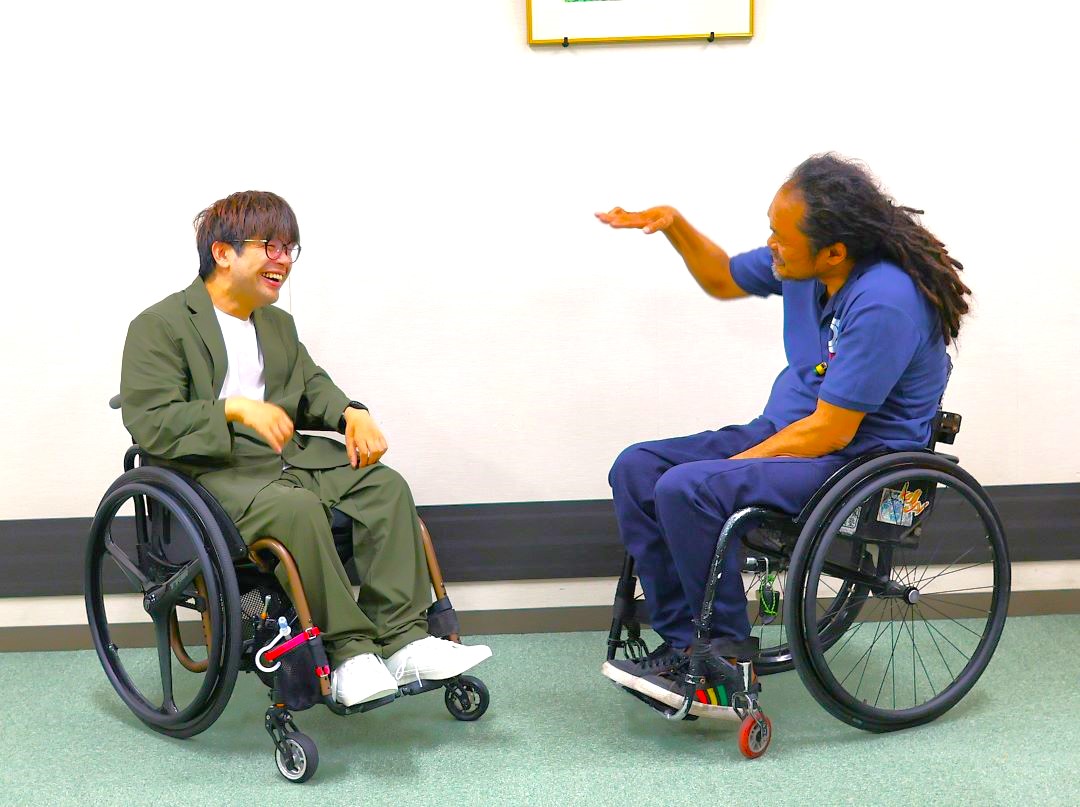 楽しそうに話す、JAHLIと翔太