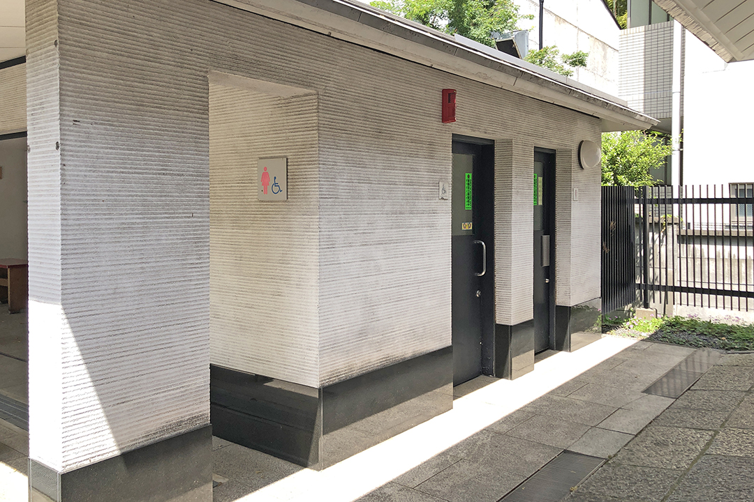 手前が車いす用トイレのドアと奥が女性用トイレのドア