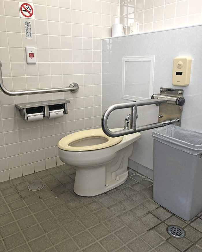 車いす用トイレの中。右奥が便座