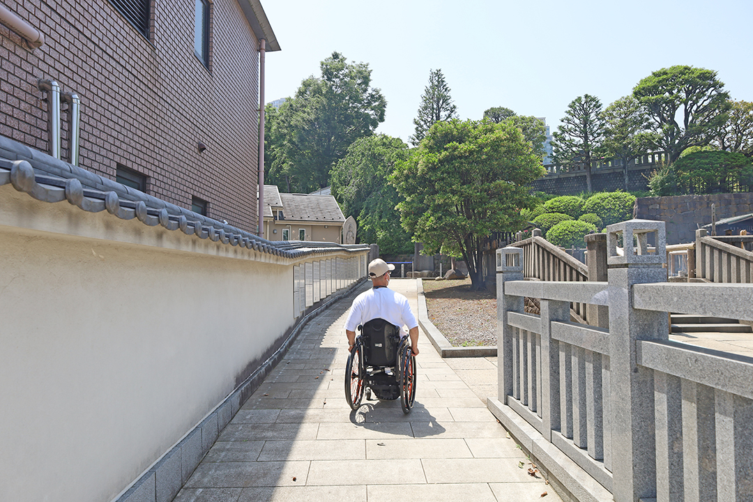 スロープの上った右側に赤穂義士墓所