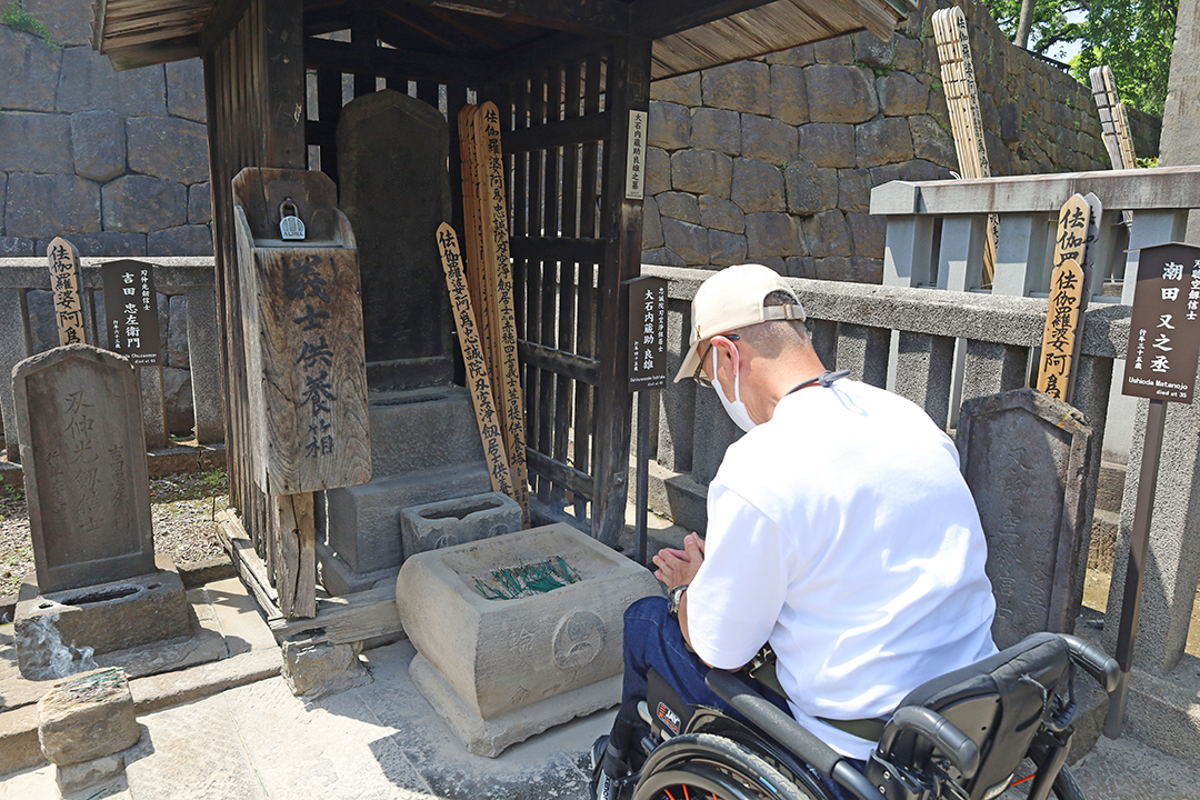 大石内蔵助良雄のお墓の前で手を合わせている筆者