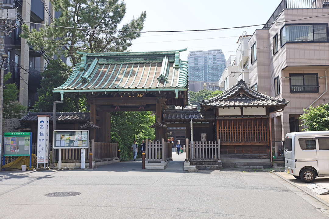 黄緑色の瓦の中門