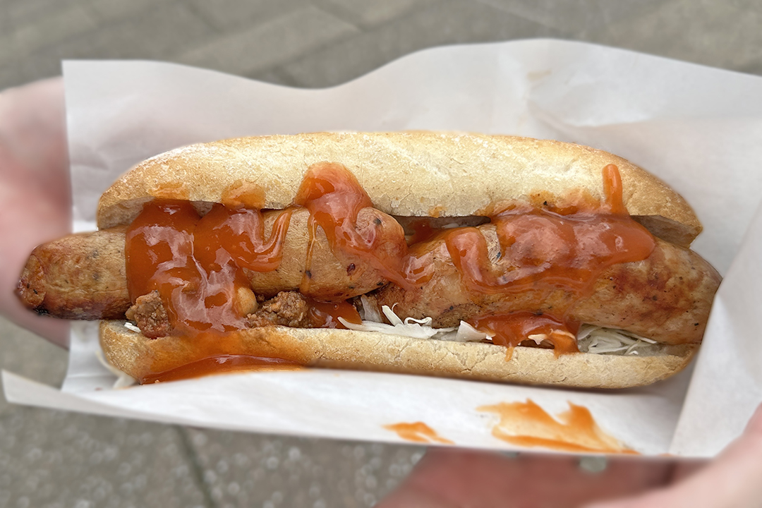 ジューシーなソーセージにたっぷりとかかったチリソースで、モチっとしたパンが食欲をそそるホットドッグ