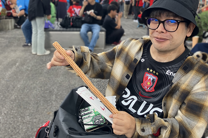 チュロスを袋から出して持つ翔太