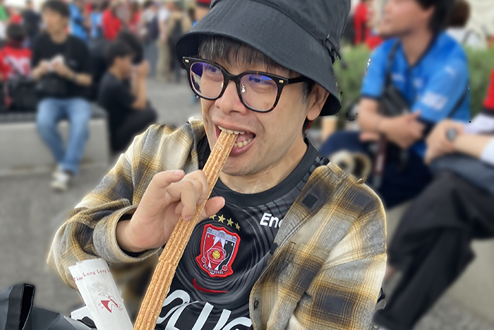 チュロスをほおばる翔太