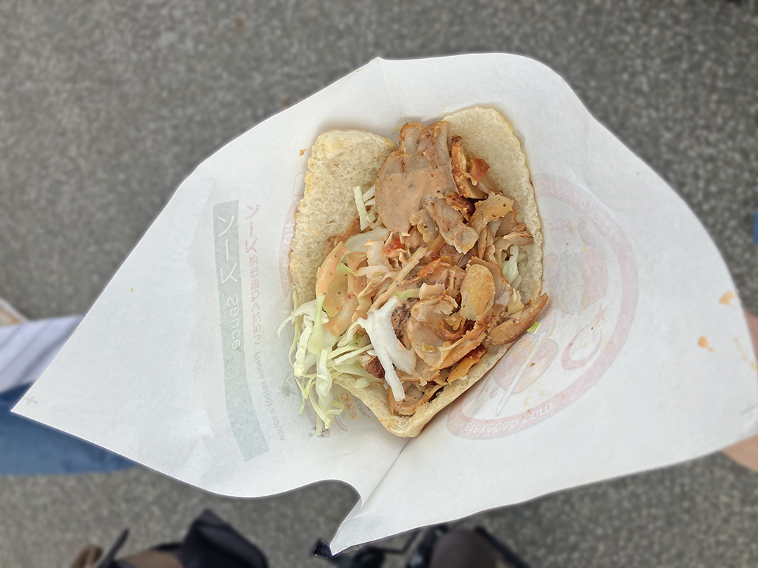 誰もが手軽に食べられるケバブサンド。お肉や野菜が入っていて美味しそう。