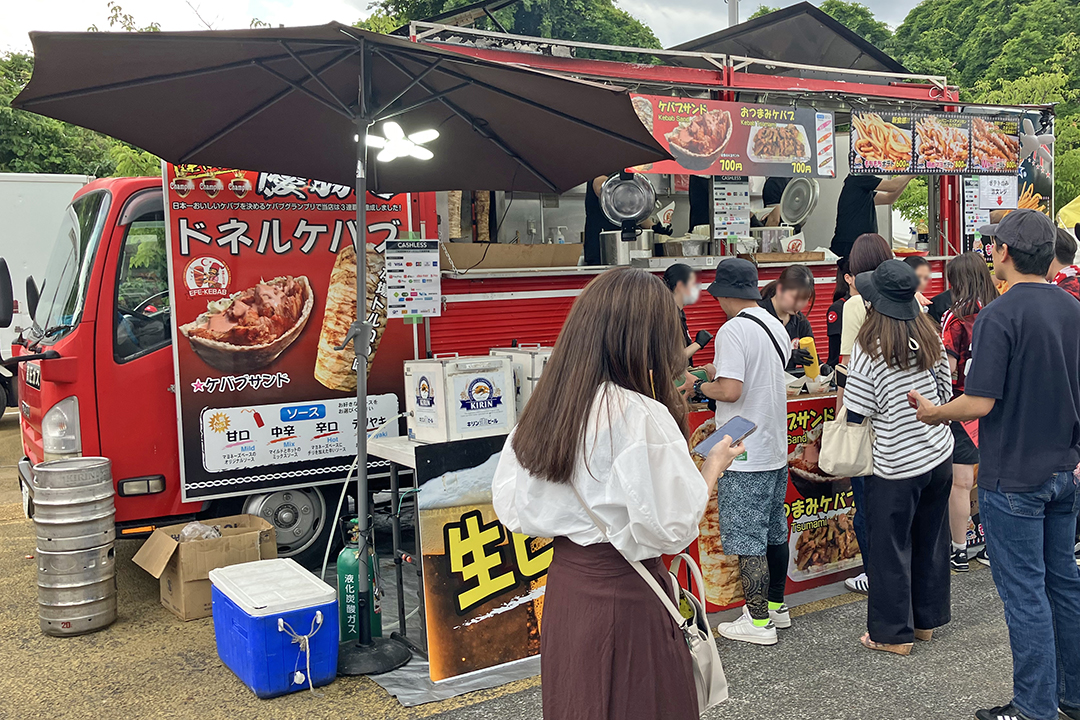 ケバブ屋のキッチンカーの前には、たくさんの人が並びとても活気があふれています。