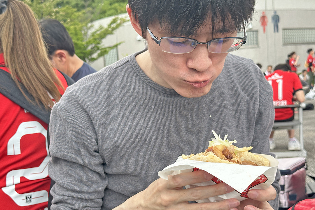 無我夢中で、美味しそうに頬張るスタッフYでした。