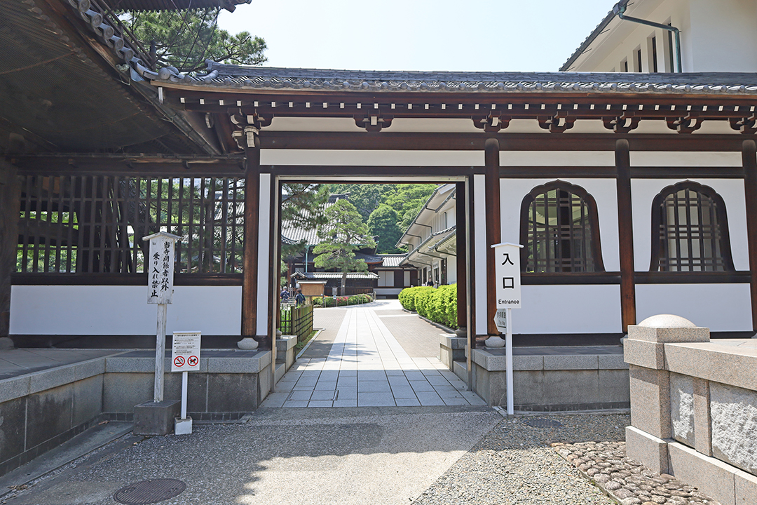 山門の右隣にある入口