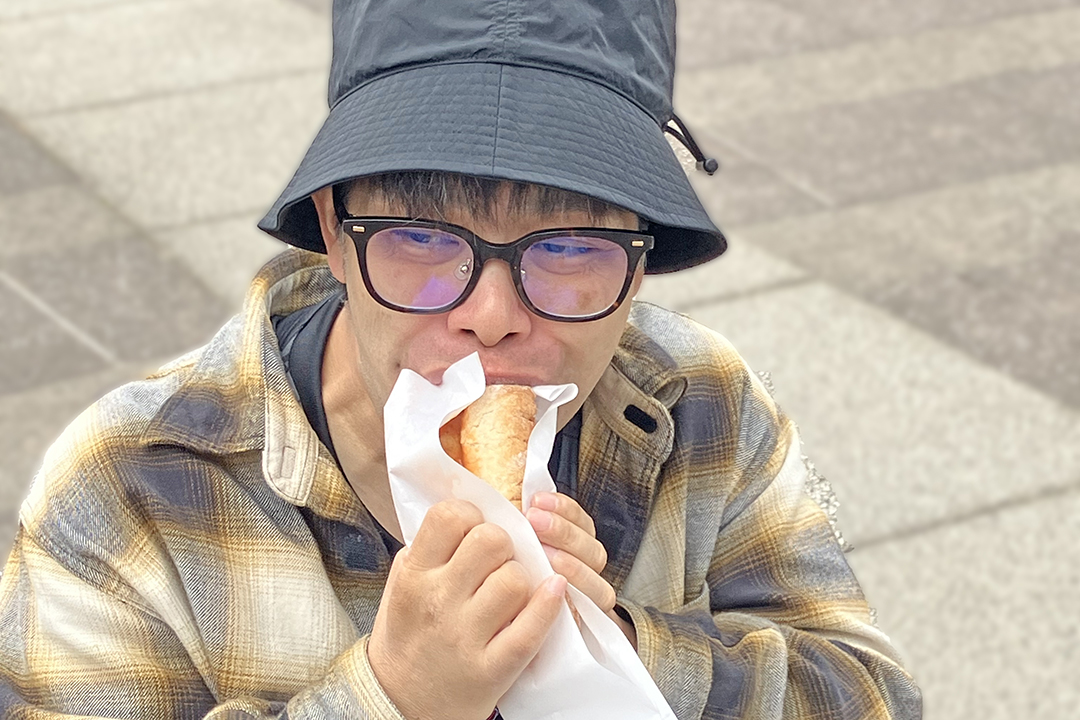 翔太が、美味しそうにホットドックを食べている。