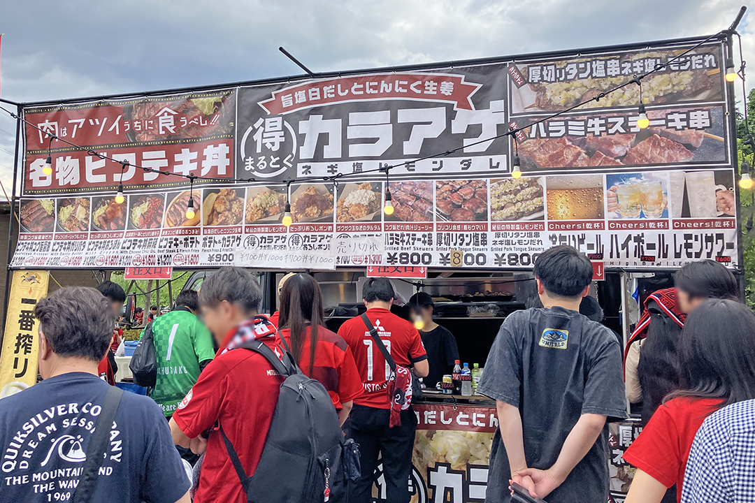 ボリューム満点のキッチンカー。メニューには唐揚げやビフテキ丼、串焼きなどがあり、食欲をそそります。