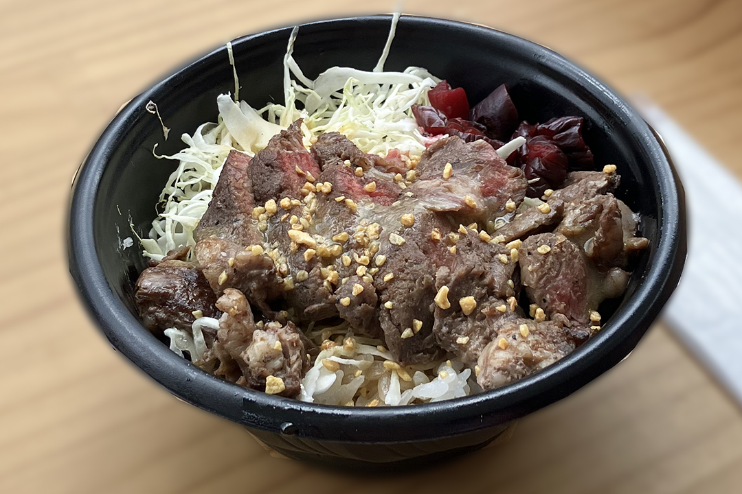 スタッフYは、ボリュームたっぷりのステーキ丼を購入。ミディアムレアな焼き加減のお肉のジューシーさやガーリックの香りが伝わってくるような雰囲気です。
