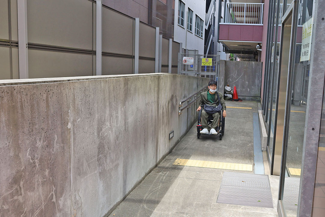 車いすの方がゆっくりと進んでいる様子が見られ、バリアフリーへの配慮があります。
