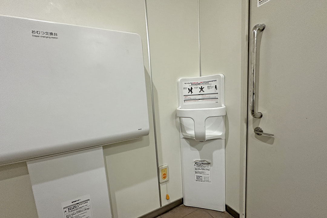 おむつ交換台やベビー用の設備が整っており、子育て中の方にも配慮された安心感のある空間です。